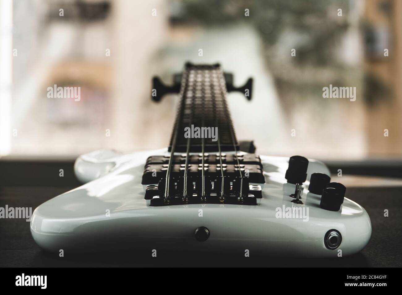 closeup di chitarra elettrica basso vedendo sul retro Foto Stock