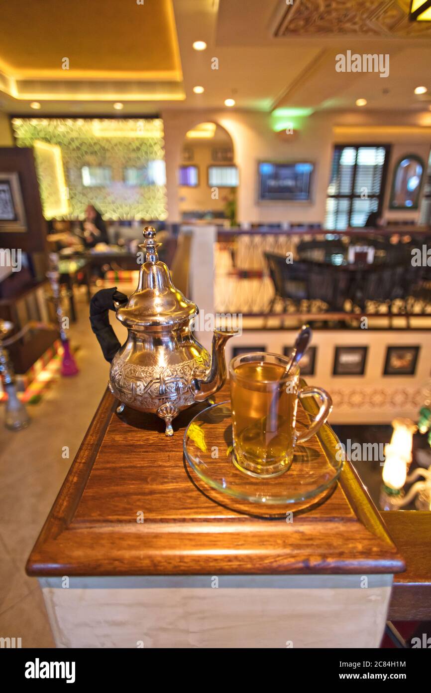 Servizio di tè arabo su un tavolo di legno Foto Stock