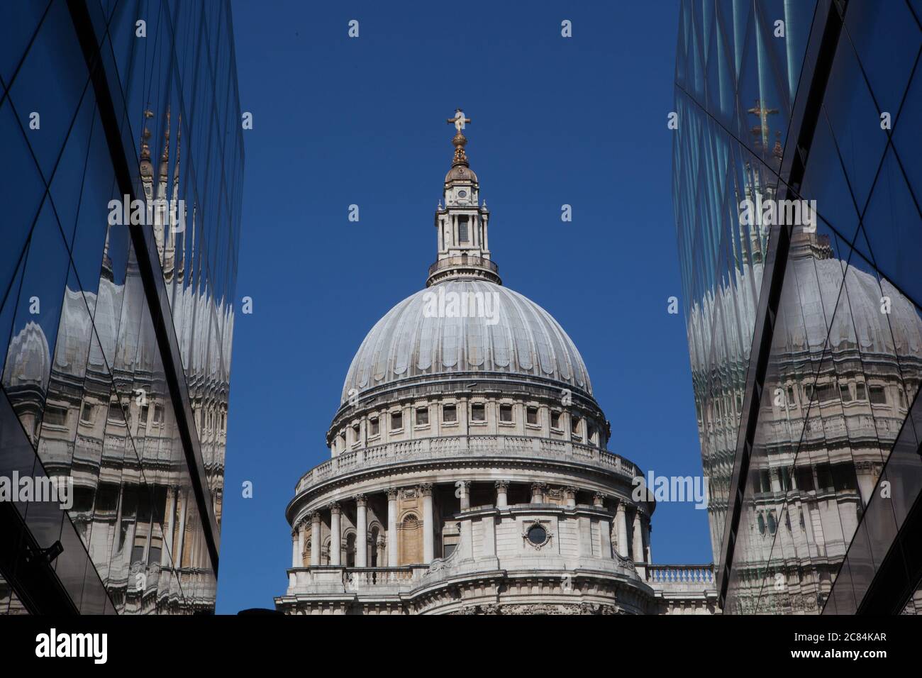 Londra, UK, 21 luglio 2020: Dal centro commerciale una vista New Exchange della Cattedrale di St Paul sono ininterrotte, in quanto la Città di Londra rimane ampiamente deserta. Nonostante il primo ministro Boris Johnson abbia esortato le persone a tornare al lavoro, la città di Londra è quasi deserta. Anna Watson/Alamy Live News Foto Stock