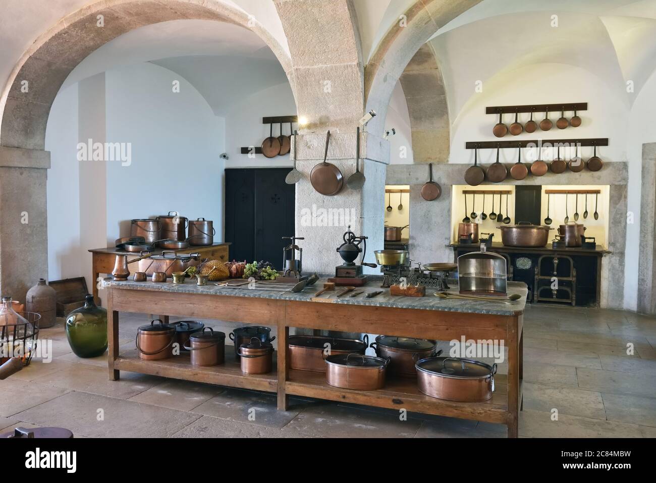Sintra, Portogallo - 6 giugno 2017: Interno della cucina nel Palazzo pena. Il palazzo è un sito patrimonio dell'umanità dell'UNESCO e una delle sette meraviglie del po Foto Stock