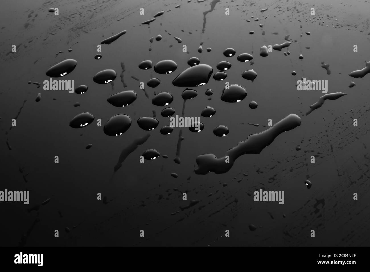 Dettaglio gocce d'acqua, tonalità di colore scuro, sfondo astratto Foto Stock