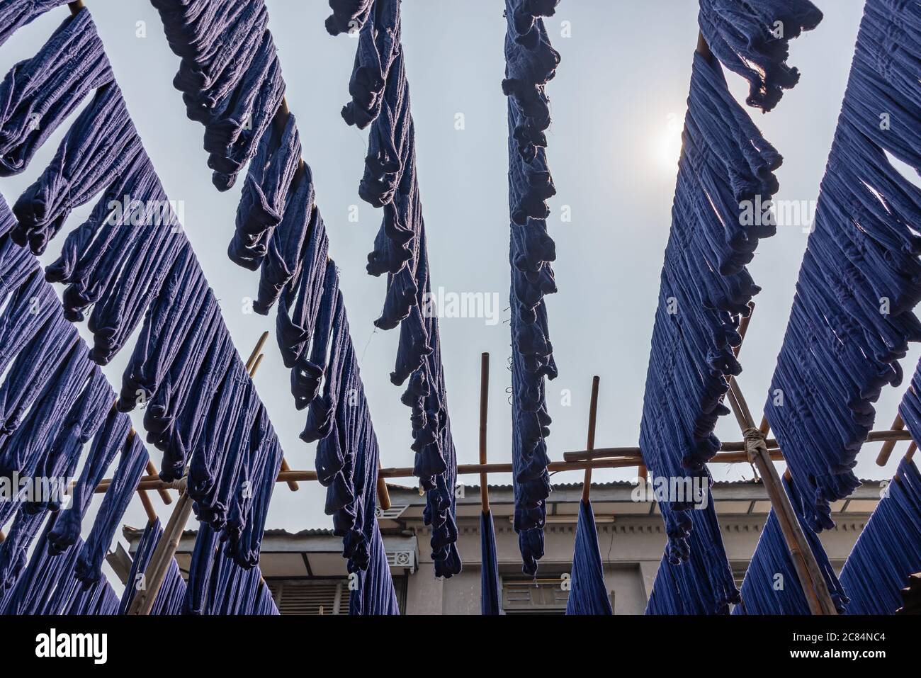 Seta tinta blu appesa in fabbrica di tessitura di tessuti ad Amarapura, Myanmar Foto Stock