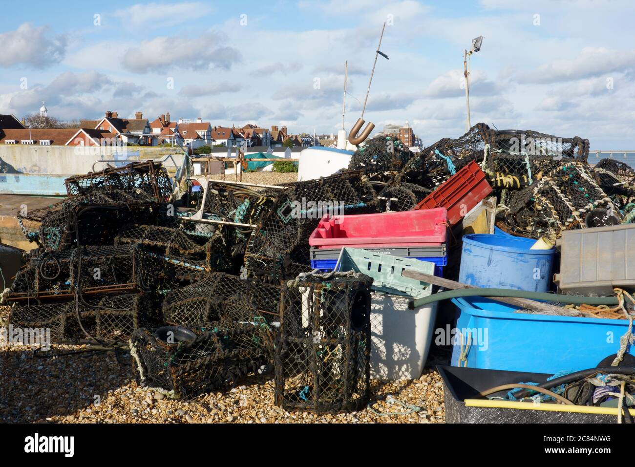 Deal Beach, pentole aragoste, scatole di stoccaggio, attrezzatura da pesca, Deal, Kent, Inghilterra Foto Stock