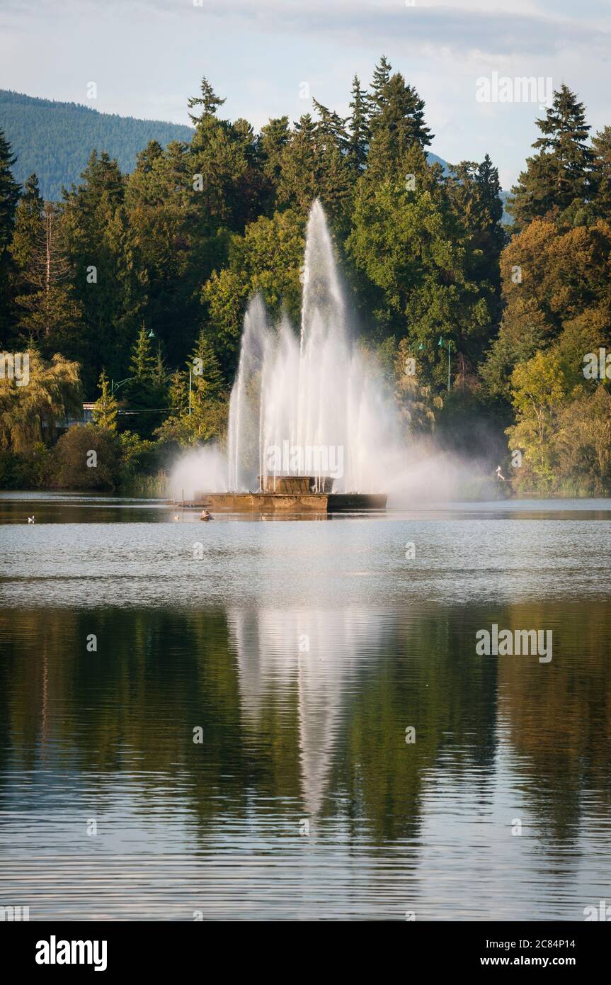 La Lost Lagoon e la Jubilee Fountain a Stanley Park, Vancouver, British Columbia, Canada. Foto Stock