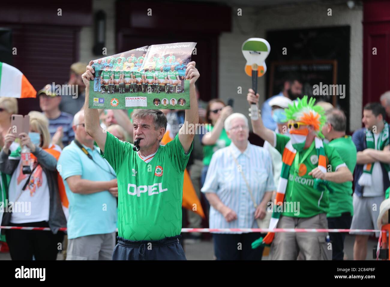 Gli appassionati di calcio irlandesi si riuniscono alla rotatoria di Walkinstown, a Dublino, per celebrare la vita dell'ex manager della Repubblica d'Irlanda Jack Charlton, nello stesso momento dei funerali a Newcastle. Il vincitore della Coppa del mondo, è morto il 10 luglio all'età di 85 anni. Foto Stock