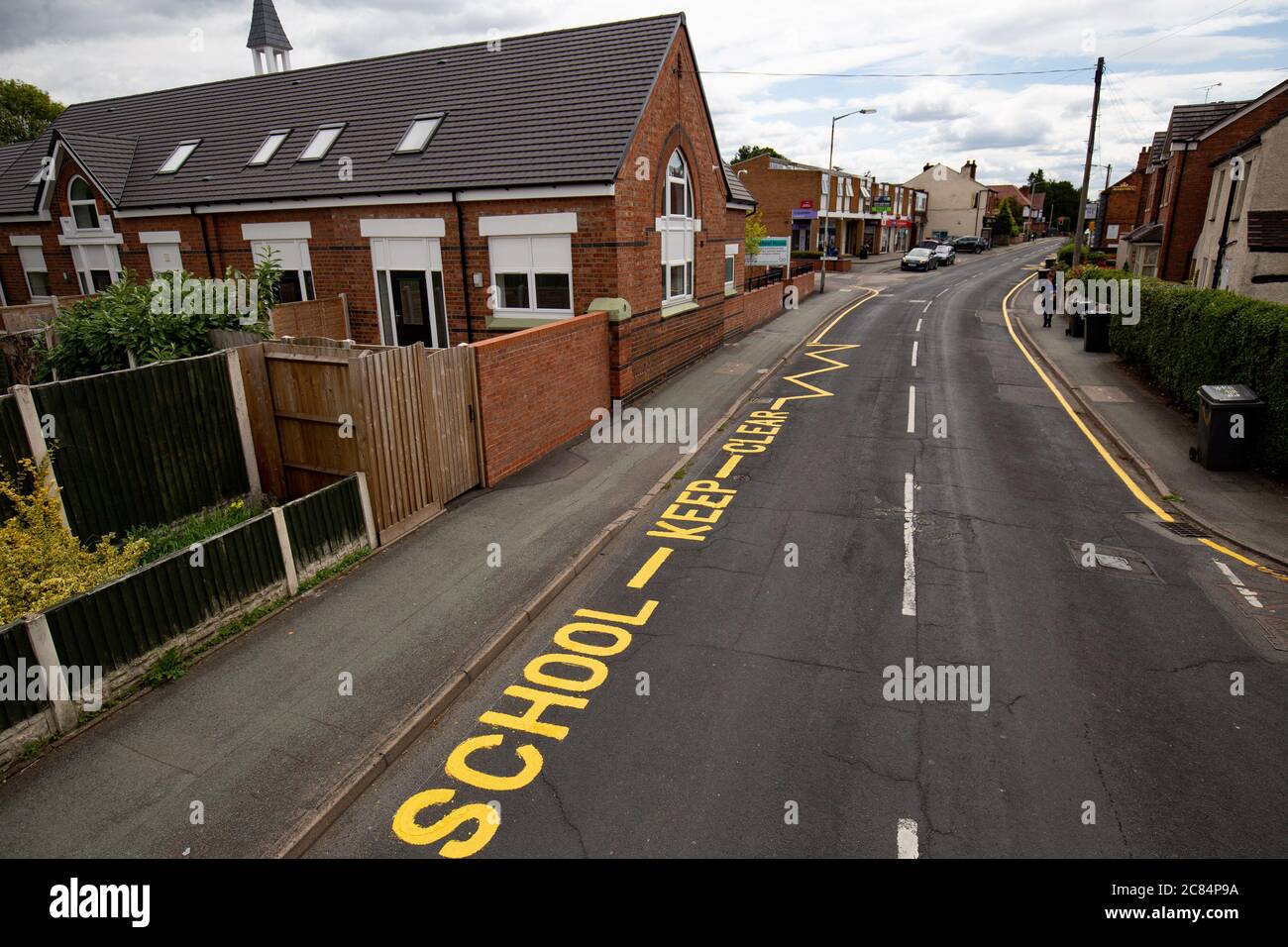 Nuove marcature "sgabello chiaro" sono state dipinte su una strada di Wolverhampton, più di 10 anni dopo la fine delle lezioni sul sito. Foto Stock