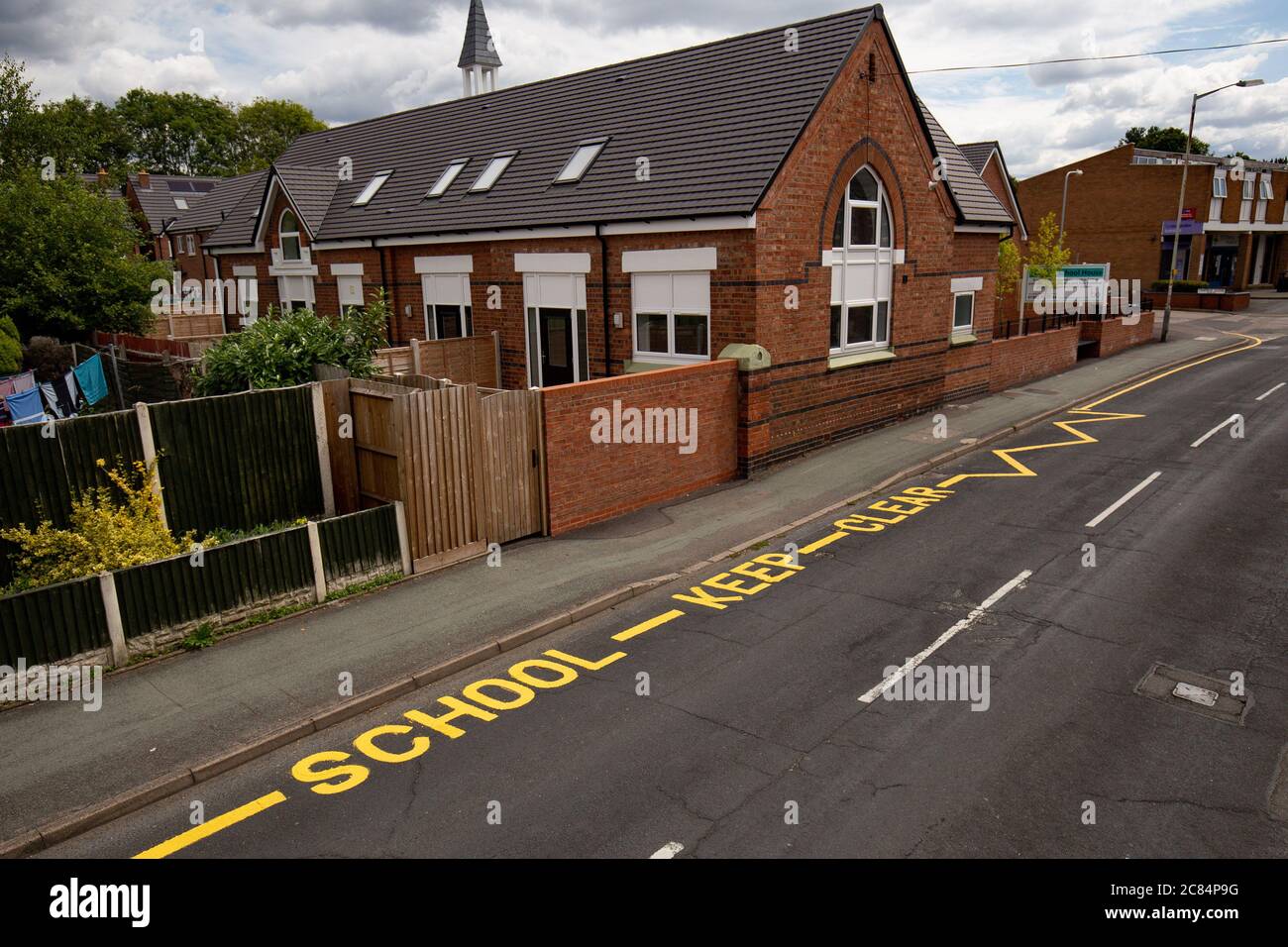 Nuove marcature "sgabello chiaro" sono state dipinte su una strada di Wolverhampton, più di 10 anni dopo la fine delle lezioni sul sito. Foto Stock