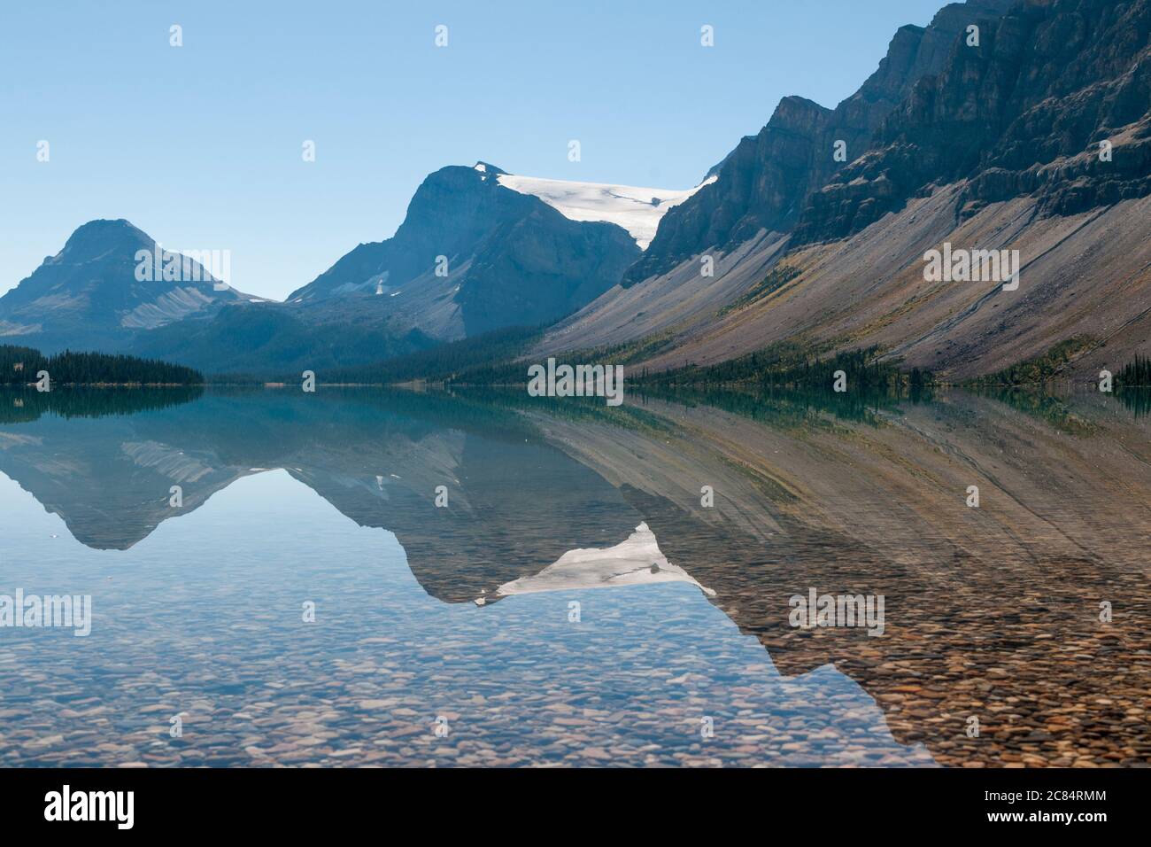 Crowfoot Mountain si riflette in Bow Lake, Alberta, Canada. Foto Stock