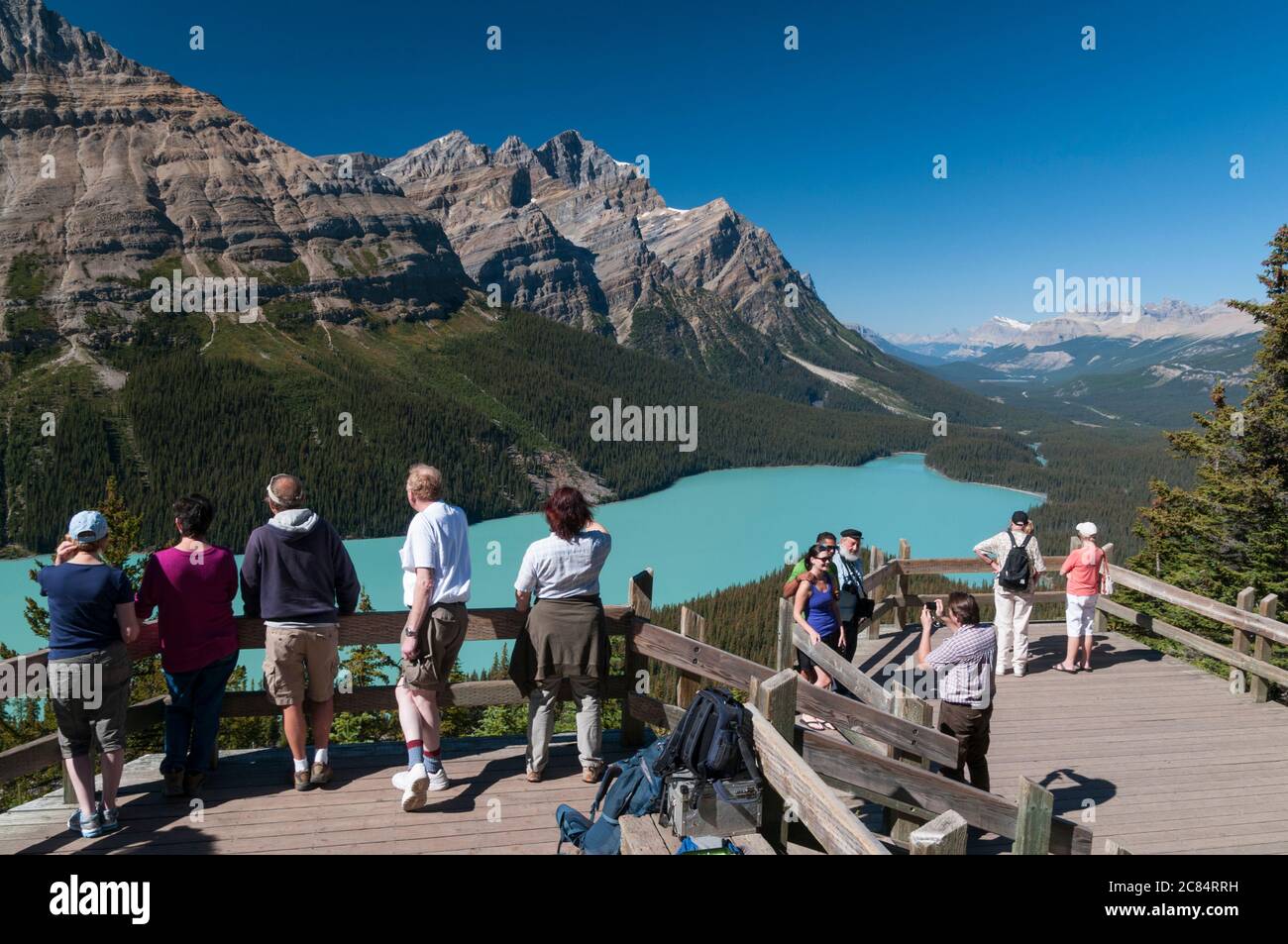 Turisti in un punto di osservazione al lago Peyto, Alberta, Canada. Foto Stock