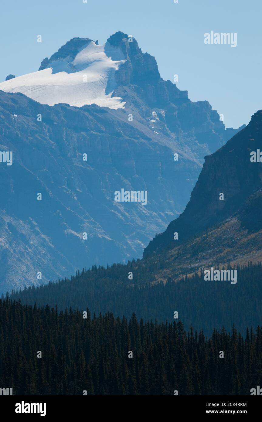 Monte Jimmy Simpson visto dal lago Bow, Alberta, Canada. Foto Stock