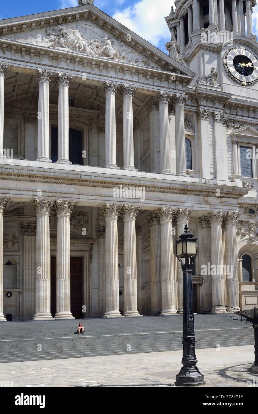 Londra, Inghilterra, Regno Unito. Donna seduta da sola sui gradini della Cattedrale di San Paolo durante l'epidemia di COVID-19, luglio 2020 Foto Stock