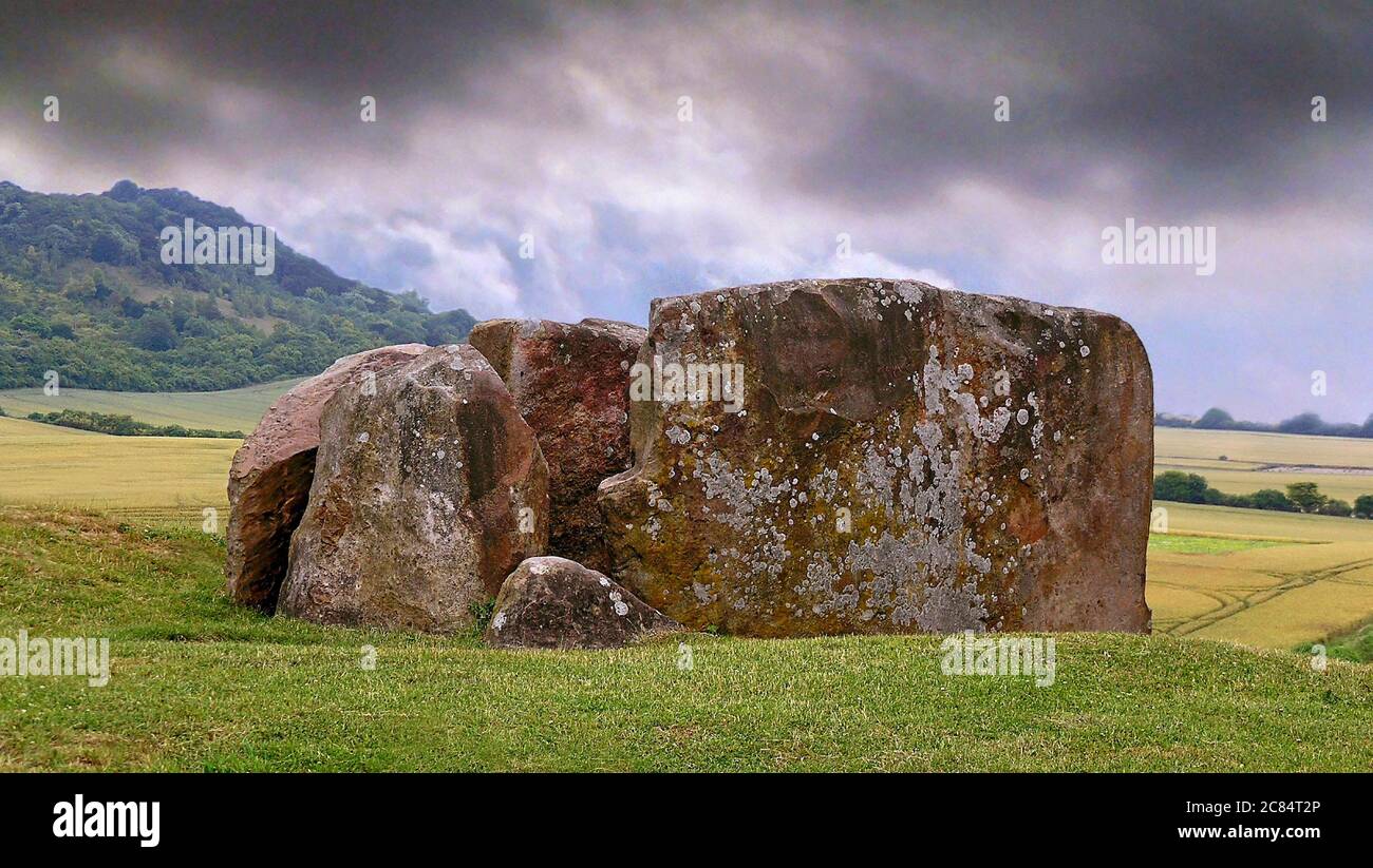 Il corvo lungo del tamburo, noto anche come pietre del tamburo . Un lungo corrida smussato neolitico situato vicino al villaggio di Trottischliffe nel sud-est Foto Stock