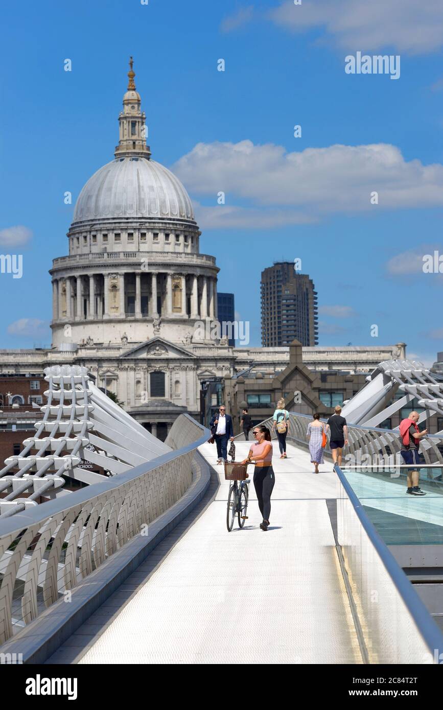 Londra, Inghilterra, Regno Unito. Millennium Bridge guardando verso la Cattedrale di San Paolo - molto tranquillo durante la pandemia COVID-19, luglio 2020 Foto Stock