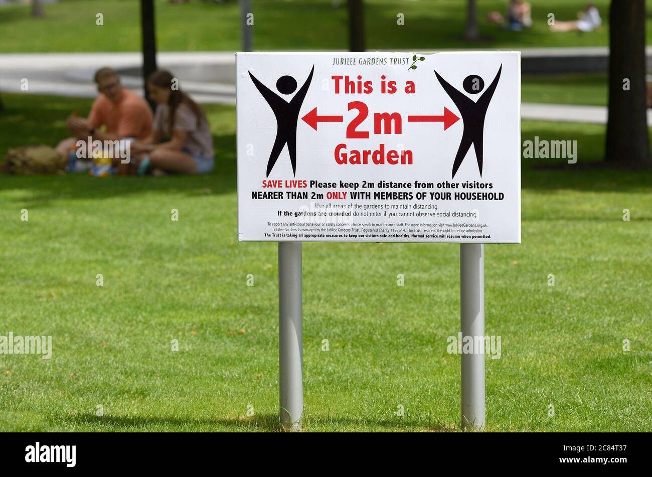 Londra, Inghilterra, Regno Unito. Precauzioni COVID-19 nei Giardini del Giubileo sulla sponda Sud. Segnali che consigliano la distanza sociale Foto Stock