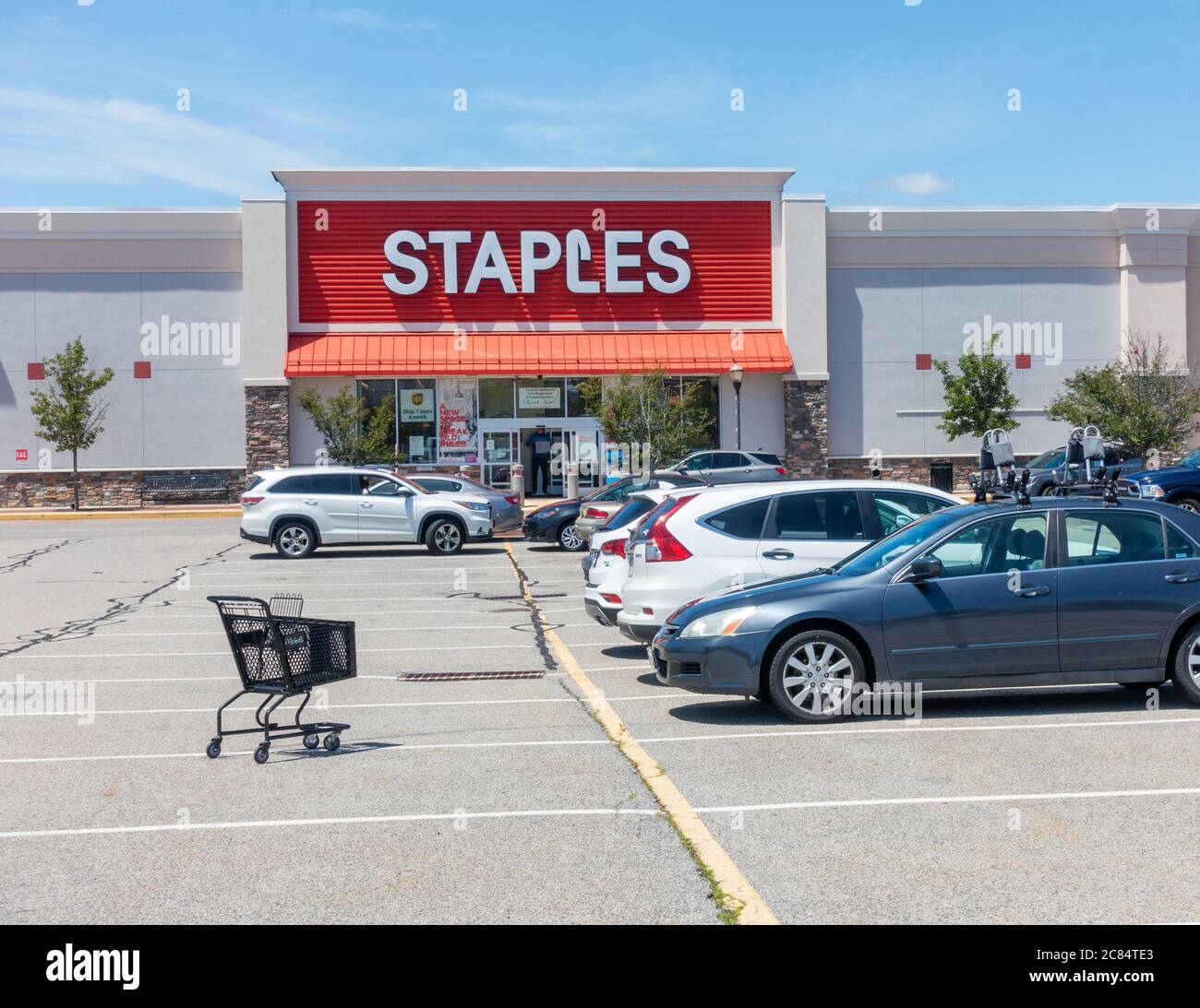 Punti vendita al dettaglio di forniture per ufficio con autos nel parcheggio. Wareham Crossing, Wareham, Massachusetts, Stati Uniti Foto Stock