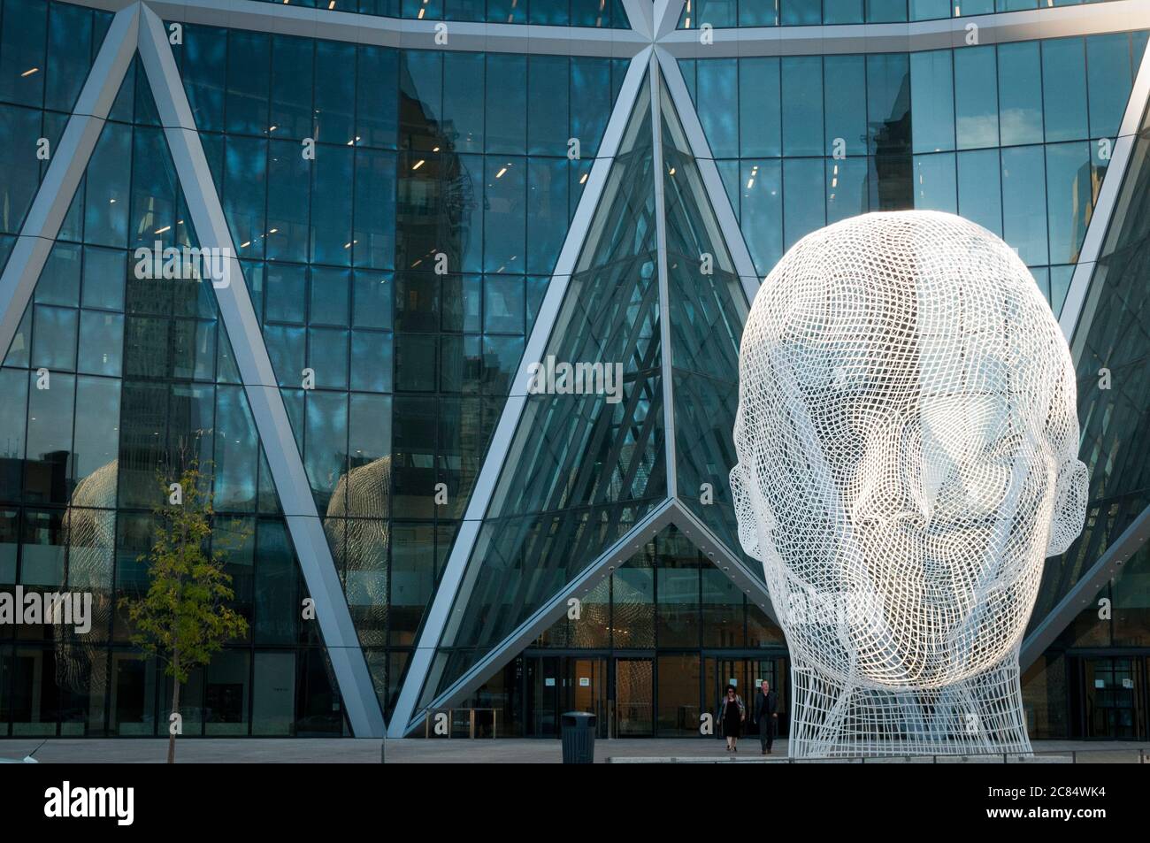 Scultura del paese delle meraviglie di Jaume Plensa di fronte alla torre Bow, Calgary, Alberta, Canada. Foto Stock