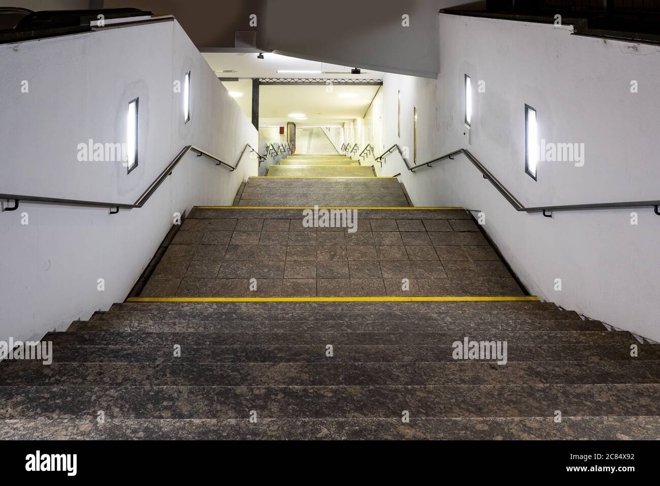 Scala di uscita e ingresso alla stazione della metropolitana, Architettura moderna prospettiva della struttura Scalinata, accedere a titolo di transito sotterraneo.,T FERROVIARIE Foto Stock