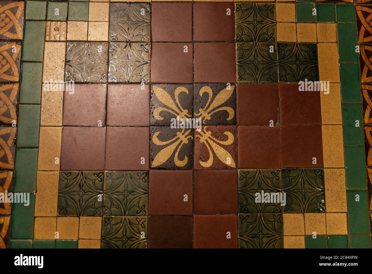 Pavimento piastrellato decorato con forme geometriche simmetriche e il fleur-de-lis all'interno della Cattedrale di San Patrizio a Dublino, Irlanda Foto Stock