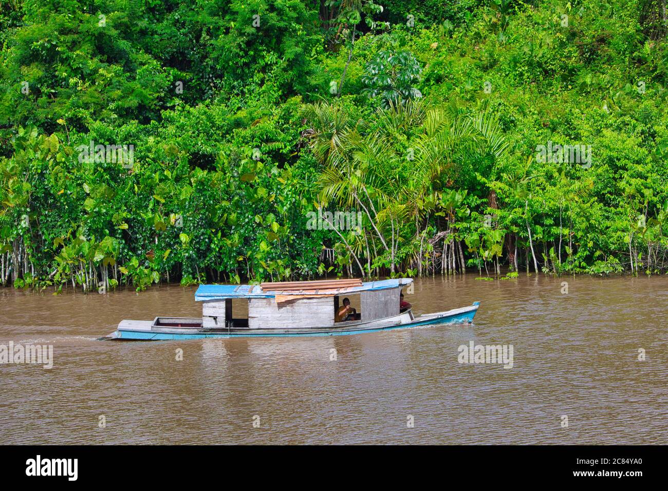 Una tipica piccola barca di legno tradizionale in barca a vela sul fiume Amazzonia, vicino a Belem, Para state, Brasile Foto Stock