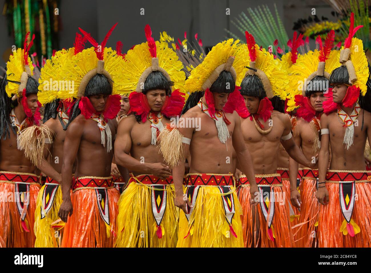I ballerini maschili locali in costumi e headdres molto esotici si esibiscono nel colorato Festival folcloristico di Boi Bumba a Parintins, nello stato di Amazonas, in Brasile Foto Stock