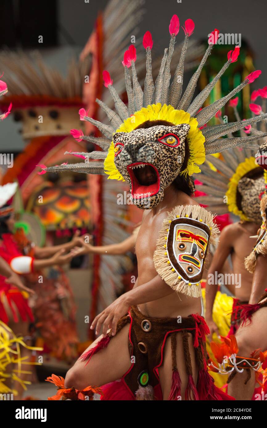 Ballerina maschile in costume molto esotico e jaguar Headdress si esibisce nel colorato Festival folcloristico di Boi Bumba a Parintins, Amazonas state, Brasile Foto Stock