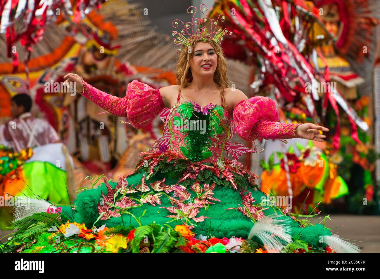 Ragazza in super esotico abito floreale si esibisce nel Boi Bumba Festival a Parintins, Amazonas state, Brasile Foto Stock