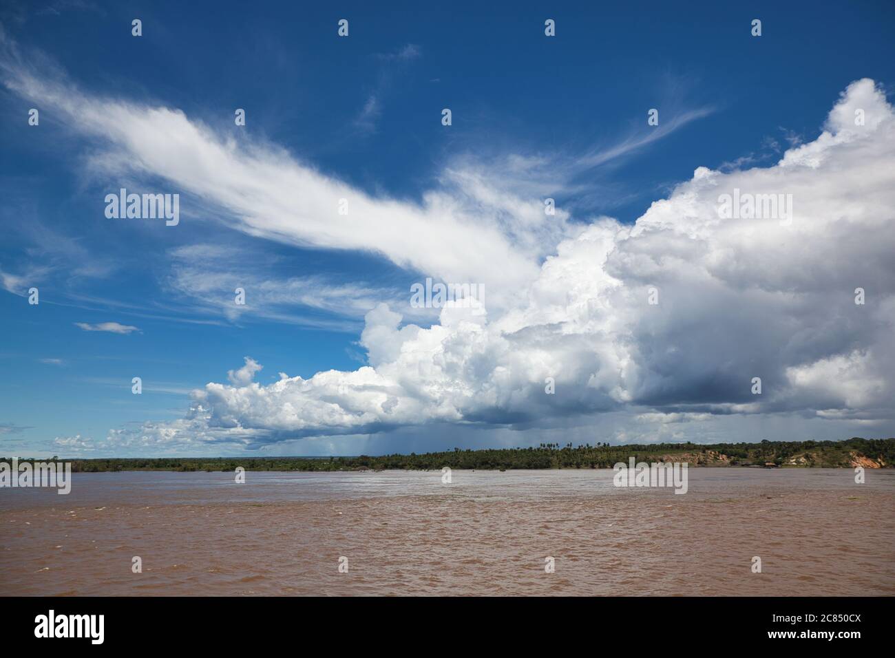 Drammatiche nuvole di cumuli bianchi in un cielo blu profondo sul fiume Amazzonia a Macapa, Stato di Amaapa, Brasile Foto Stock