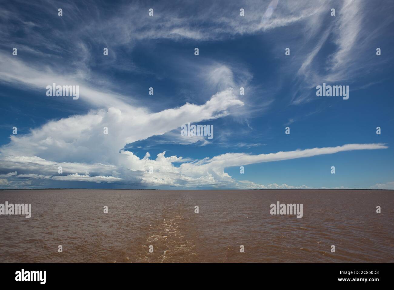 Spettacolari nuvole bianche in un cielo blu sul fiume Amazzonia a Macapa, Stato di Amapa, Brasile Foto Stock