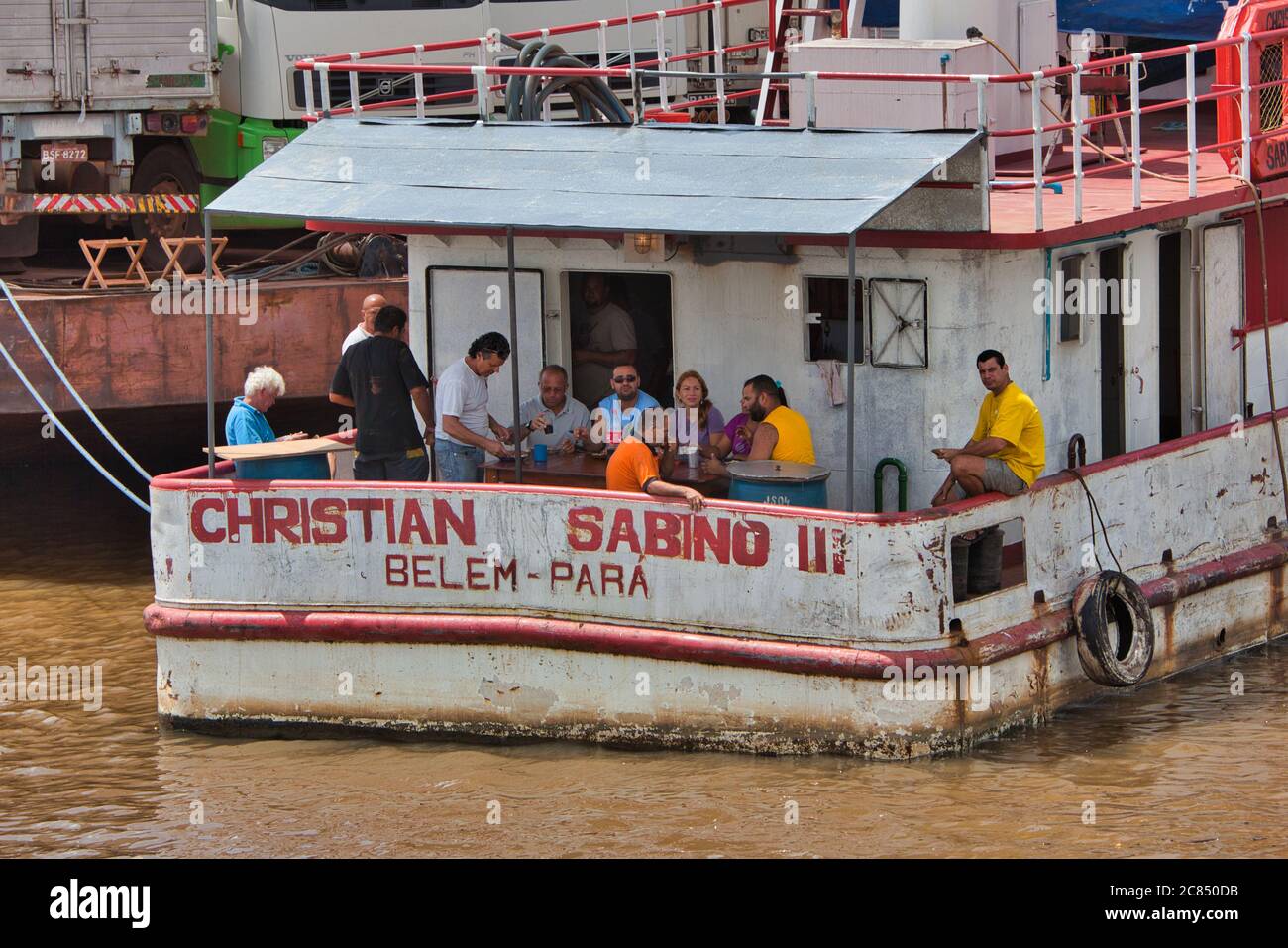 Un gruppo di brasiliani si riunì sulla poppa di una grande barca sul fiume Amazzonia a Macapa, nello Stato di Amapa, in Brasile Foto Stock