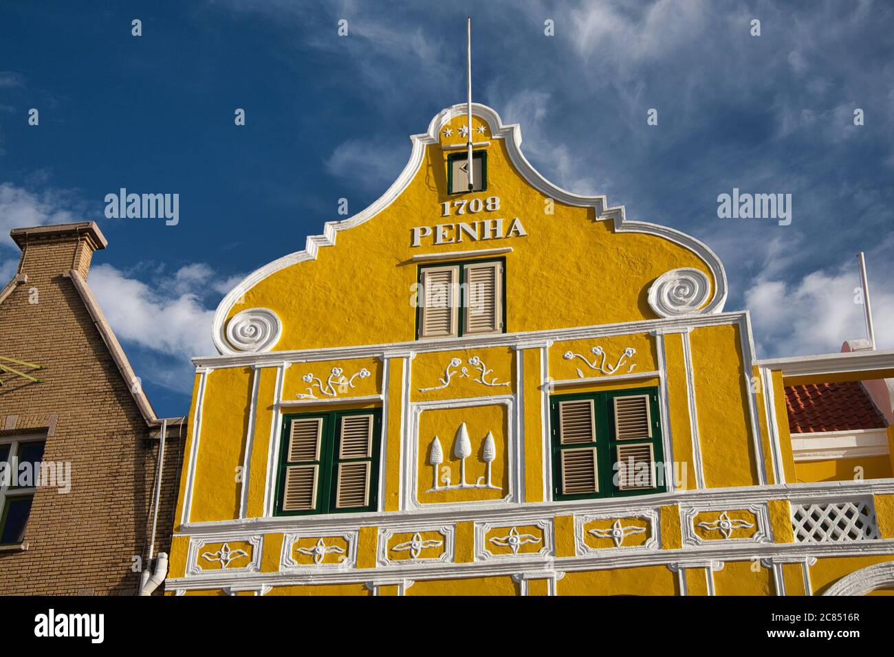 Si affaccia su di un tipico edificio in stile coloniale Olandese a Willemstad, datato sul fronte come costruito nel 1708, Curacao, le Indie Occidentali, Caraibi Foto Stock