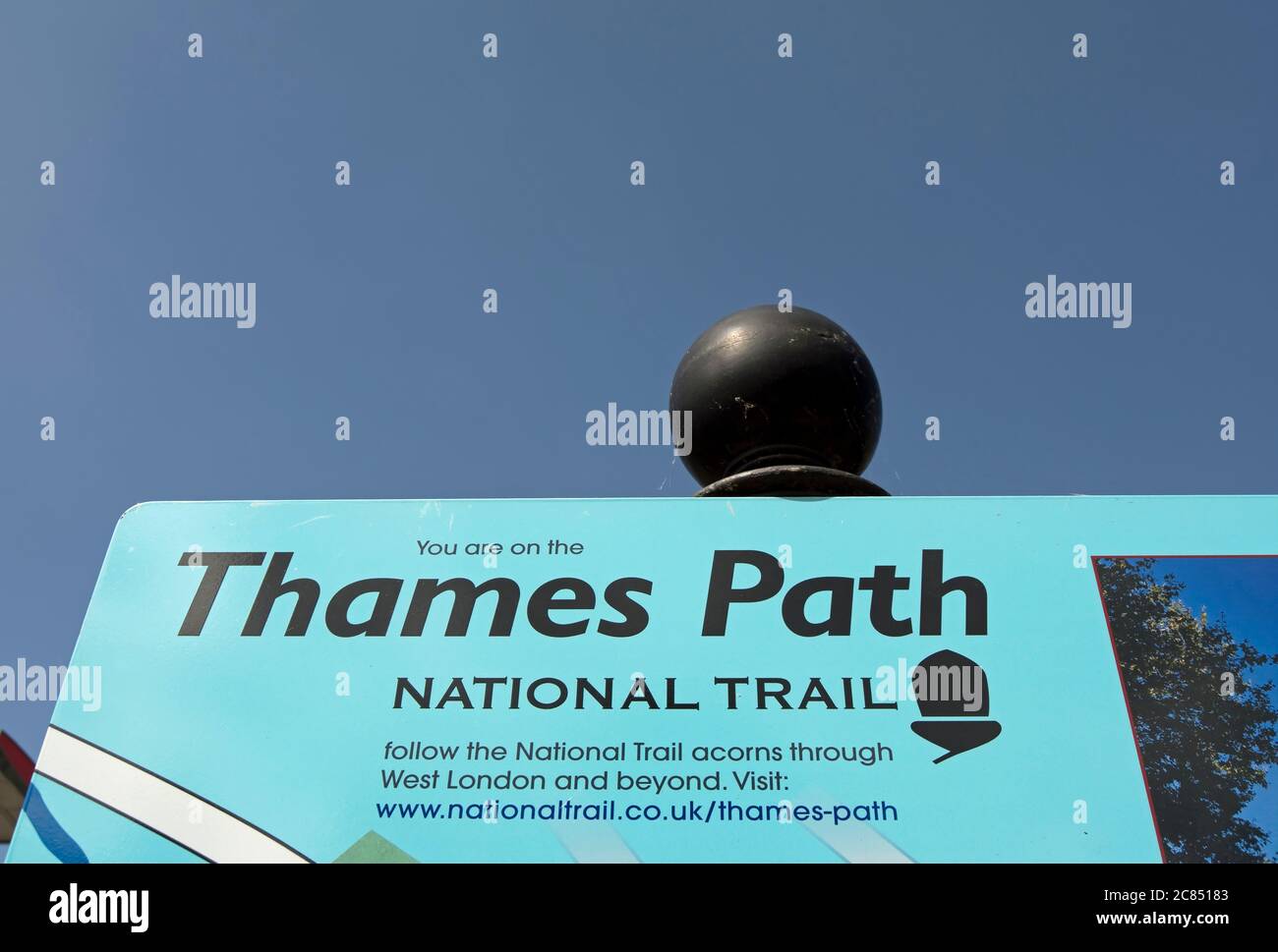 sezione di una tavola di benvenuto e mappa che mostra il percorso nazionale del tamigi e i punti di interesse locale a brentford e kew, londra ovest, inghilterra Foto Stock