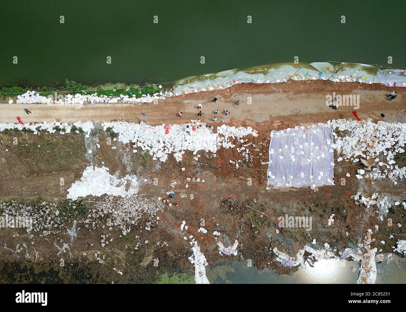 (200721) -- JIUJIANG, 21 luglio 2020 (Xinhua) -- Foto aerea scattata il 21 luglio 2020 mostra ricercatori dell'Università della Cina orientale della tecnologia che hanno istituito un sistema di imaging resistivo 3D sulla diga interna del fiume Furong nella città di Furongdun di Jiujiang, nella provincia di Jiangxi, nella Cina orientale. La diga interna del fiume Furong ha visto continui problemi di tubatura a causa di un gran numero di nidi di formiche in esso, che rappresentano una grave minaccia per la sicurezza dei residenti locali. Credit: Xinhua/Alamy Live News Foto Stock