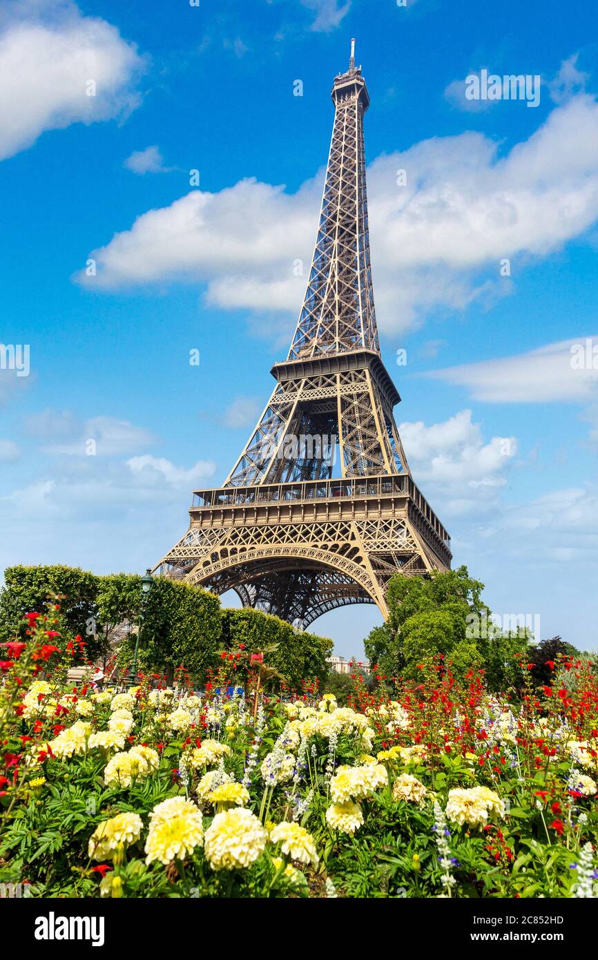 La Torre Eiffel a Parigi in Francia in un bel giorno di estate Foto Stock