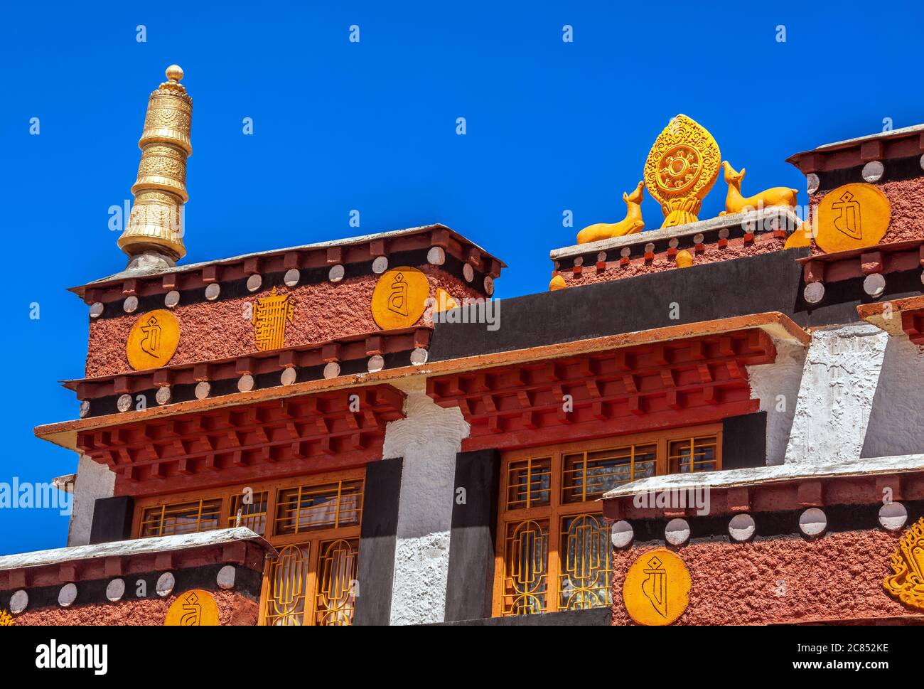 Antico monastero buddista di Key con una ruota del Dharma (Dharmachakra) sullo sfondo del cielo blu all'alba Foto Stock