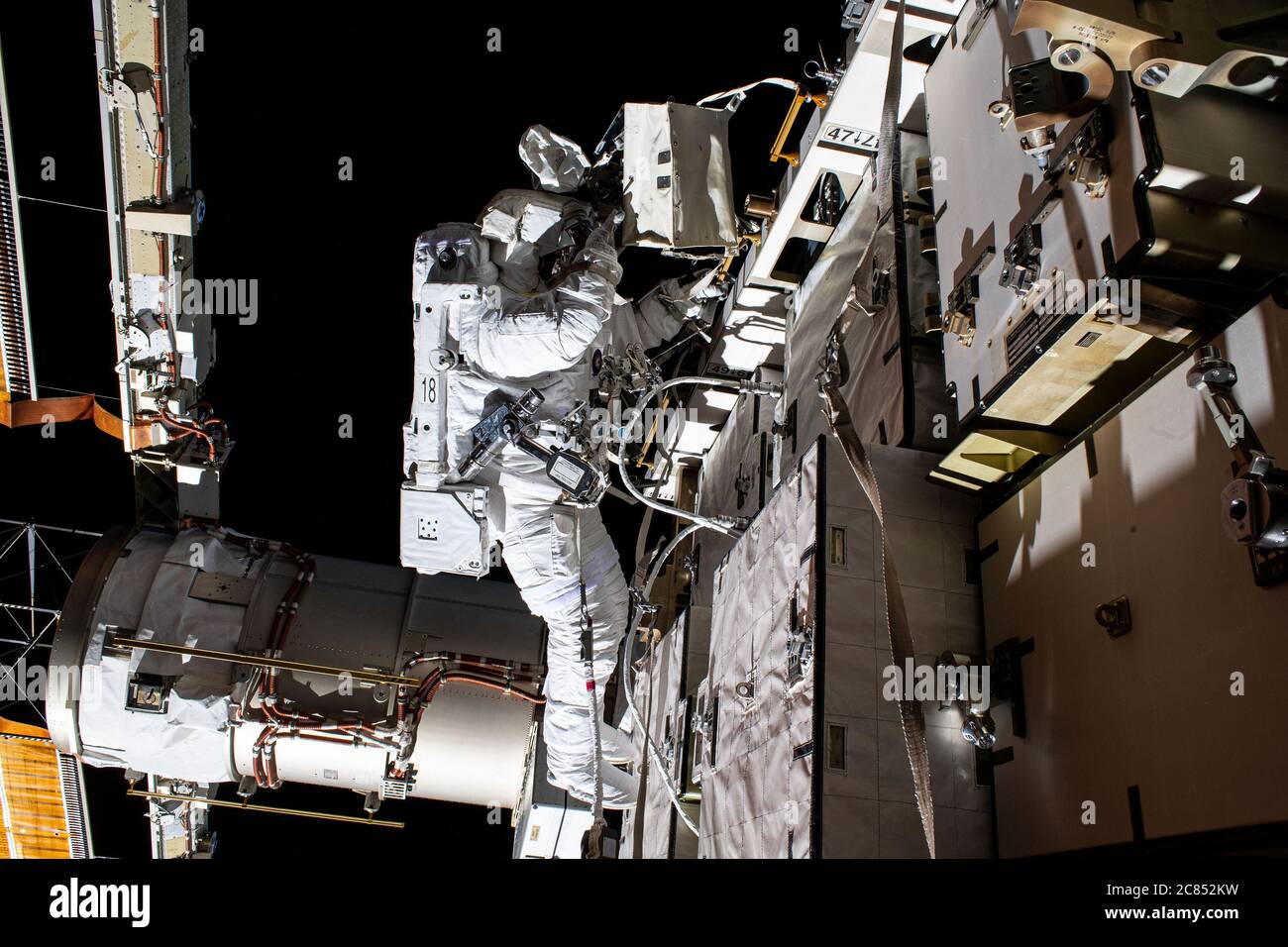 Washington, Stati Uniti. 21 luglio 2020. Il 26 giugno 2020, gli astronauti della NASA Bob Behnken e Chris Cassidy hanno condotto la prima di due passerelle spaziali per scambiare le batterie e aggiornare i sistemi di alimentazione sulla struttura a truss Starboard-6 della Stazione spaziale Internazionale. Behnken è qui raffigurato durante l'escursione di sei ore e sette minuti. I due astronauti hanno condotto una seconda passeggiata spaziale il 1 luglio per completare gli aggiornamenti. Crediti NASA/UPI: Notizie dal vivo UPI/Alamy Foto Stock