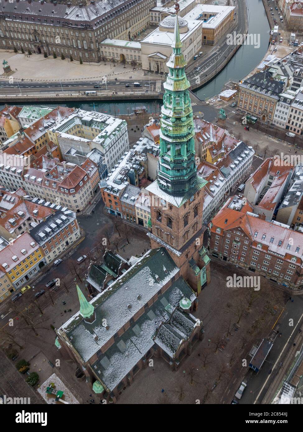 Copenhagen, Danimarca - Dicembre 24 2018: Una fotografia aerea del Nikolaj Kunsthal Contemporary Arts Center, ospitato nella vecchia chiesa di San Nicola Foto Stock