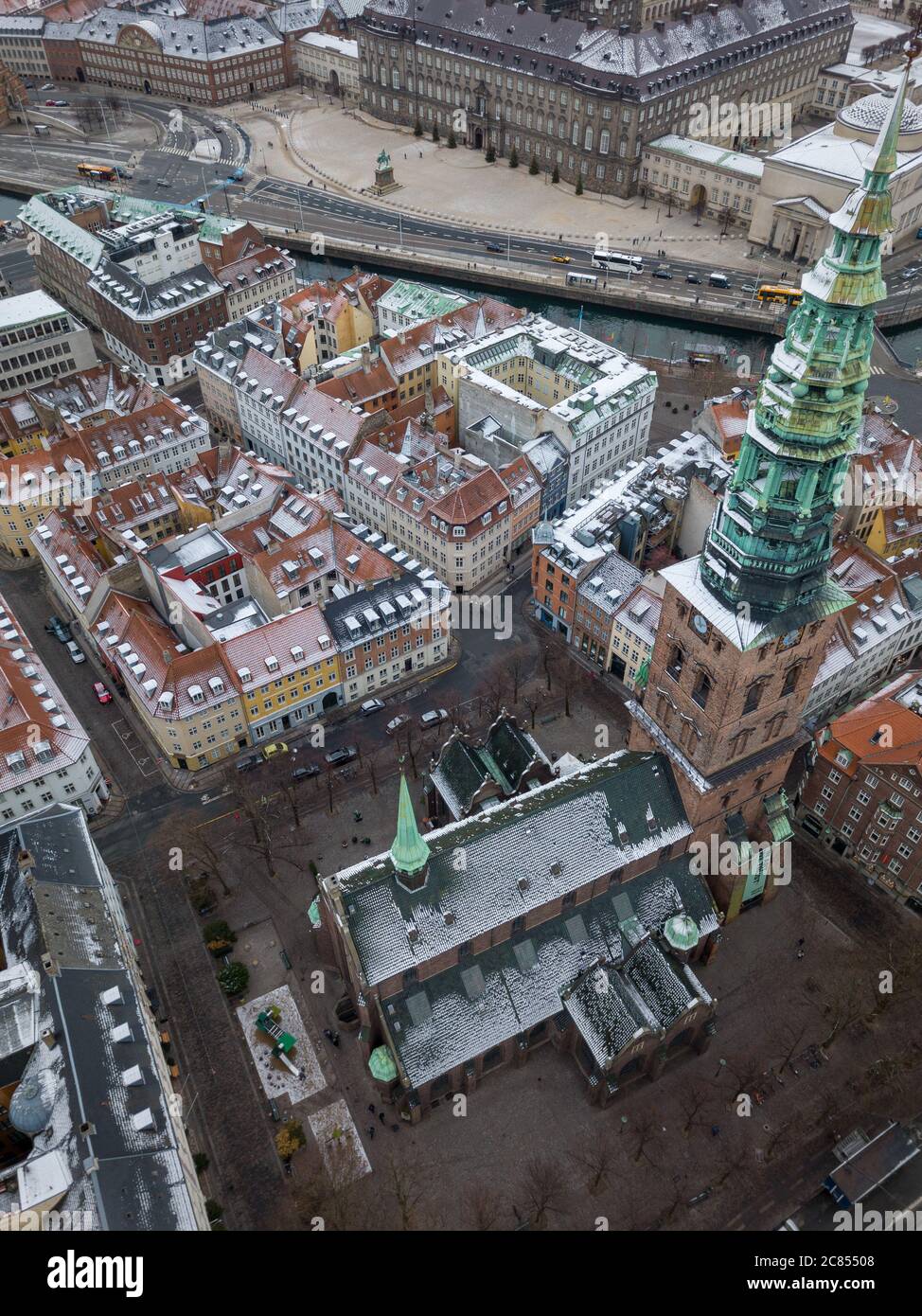 Copenhagen, Danimarca - Dicembre 24 2018: Una fotografia aerea del Nikolaj Kunsthal Contemporary Arts Center, ospitato nella vecchia chiesa di San Nicola Foto Stock