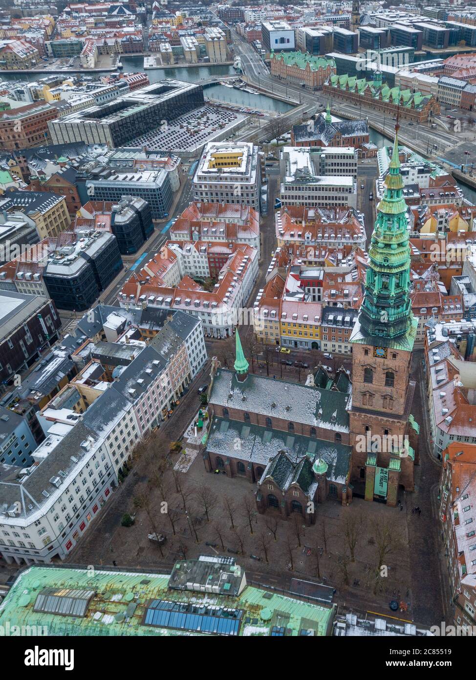 Copenhagen, Danimarca - Dicembre 24 2018: Una fotografia aerea del Nikolaj Kunsthal Contemporary Arts Center, ospitato nella vecchia chiesa di San Nicola Foto Stock