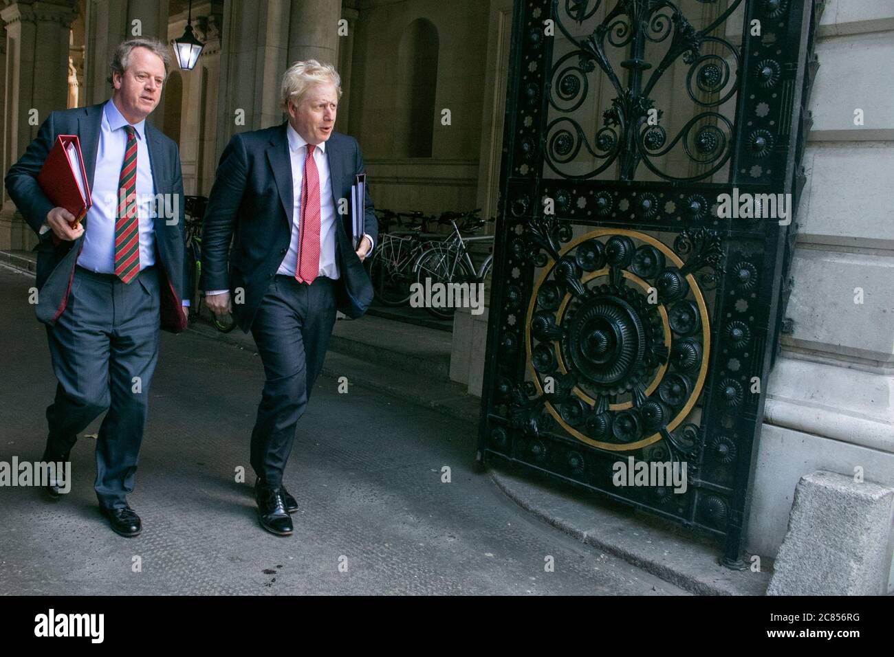 WESTMINSTER LONDON, REGNO UNITO. 21 luglio 2020. Il primo ministro britannico Boris Johnson( R) si reca con Alister Jack Segretario di Stato per la Scozia (L) mentre tornano a Downing Street nel 10 dopo un meeting del gabinetto della mattina. Il Comitato per l’intelligenza e la sicurezza ha pubblicato il rapporto, a lungo ritardato, sull’interferenza della Russia sulla politica britannica. Credit: amer Ghazzal/Alamy Live News Foto Stock