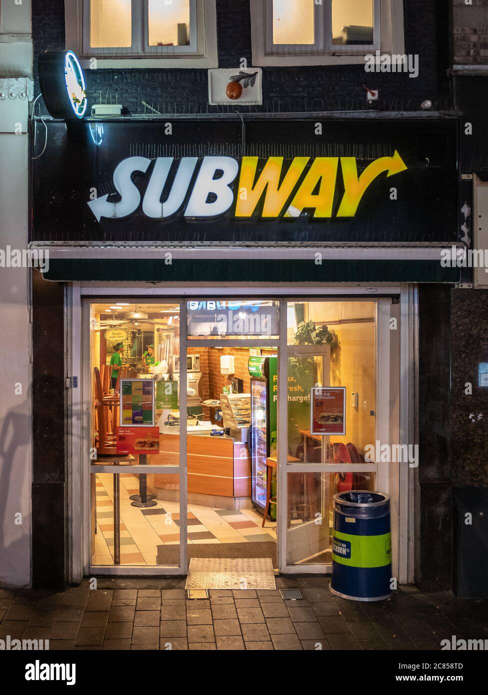 Amsterdam, Paesi Bassi - Ottobre 15 2018: L'esterno di un fast food Subway durante la serata ad Amsterdam. Foto Stock