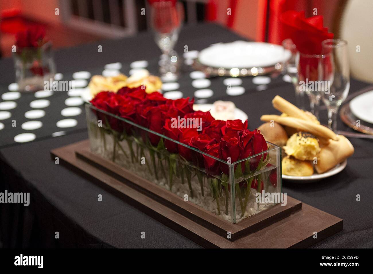 ornamento di rose rosse su un tavolo per eventi Foto Stock