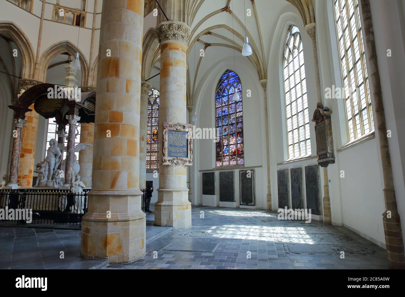 L'AIA, PAESI BASSI - 20 GIUGNO 2020: L'interno di Grote di Sint Jacobskerk, con colonne e vetri colorati Foto Stock