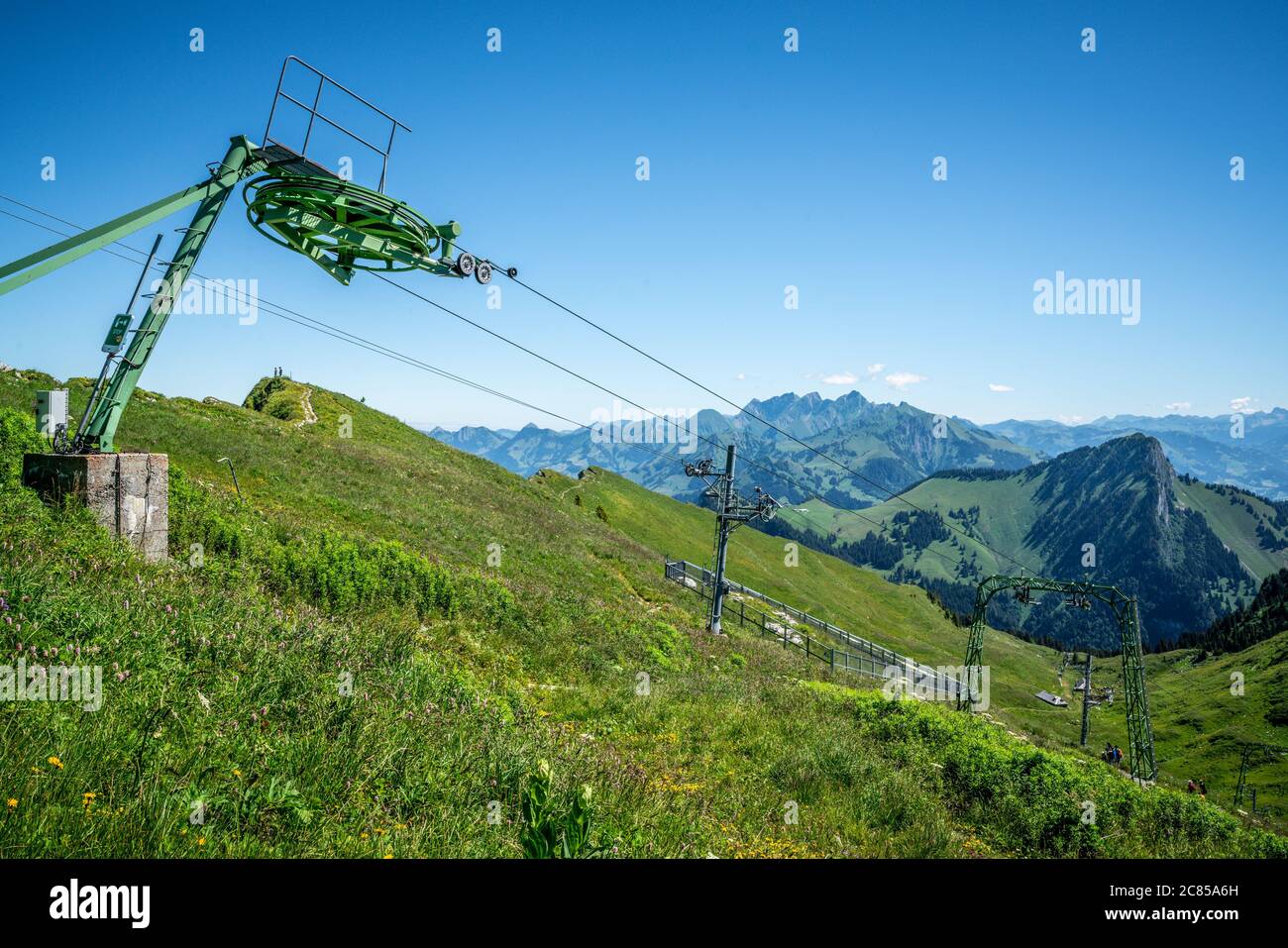 Impianti di risalita in estate e vista sulle Alpi svizzere in Svizzera Foto Stock