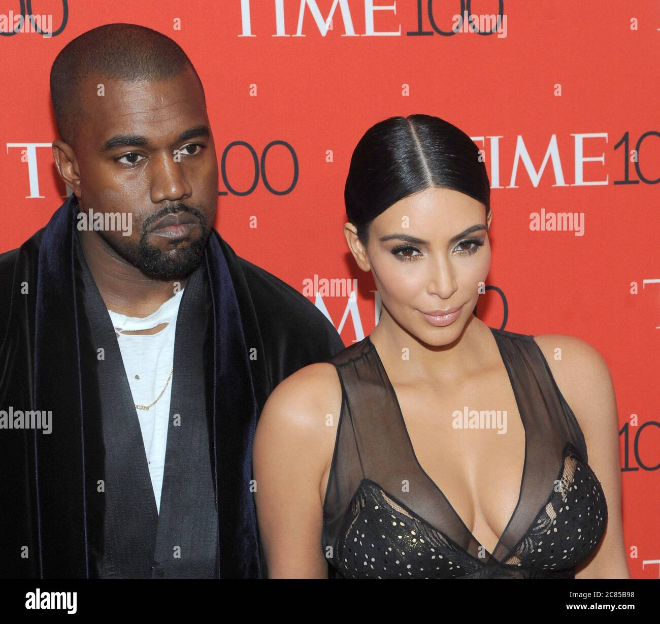 ***FILE PHOTO*** Kanye West accusa Kim Kardashian di cercare di impegnarlo in Ospedale mentale su Twitter. New York, NY- 21 aprile: Kanye West e Kim Kardashian West partecipano al TIME 100 Gala alla Frederick P. Rose Hall il 21 aprile 2015 a New York City. Credito: John Palmer/MediaPunch Foto Stock