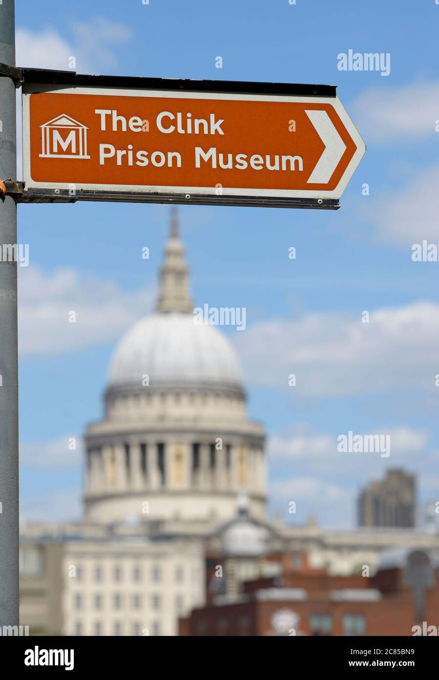 Londra, Inghilterra, Regno Unito. Cantate sulla sponda sud al Clink Prison Museum, la Cattedrale di San Paolo alle spalle Foto Stock