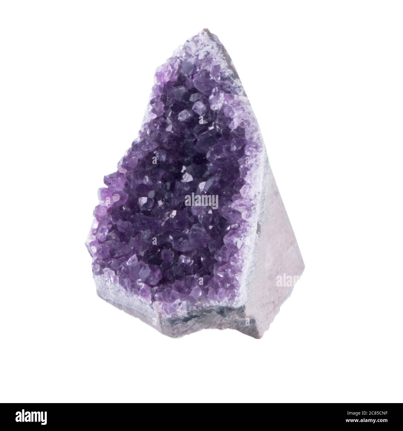 Amethyst geode su sfondo bianco con cristalli grezzi di quarzo violetto. Foto Stock