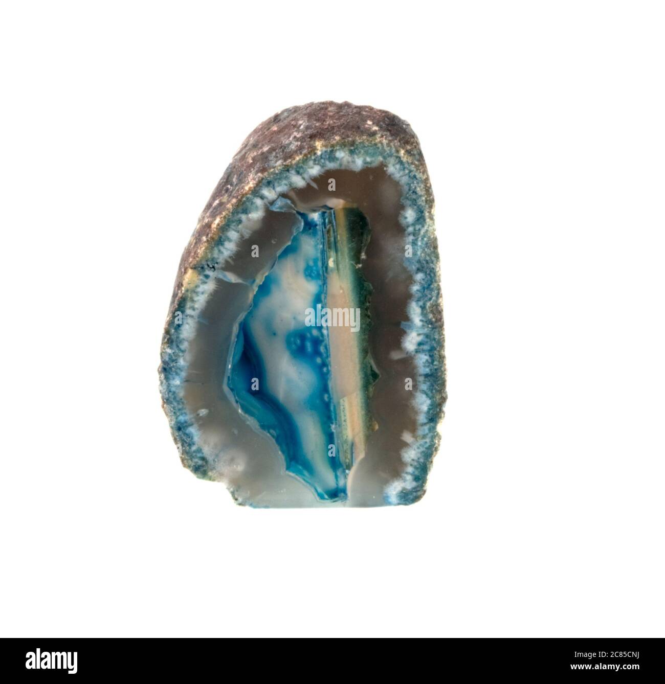 Crystal geode su sfondo bianco come ritaglio. Foto Stock