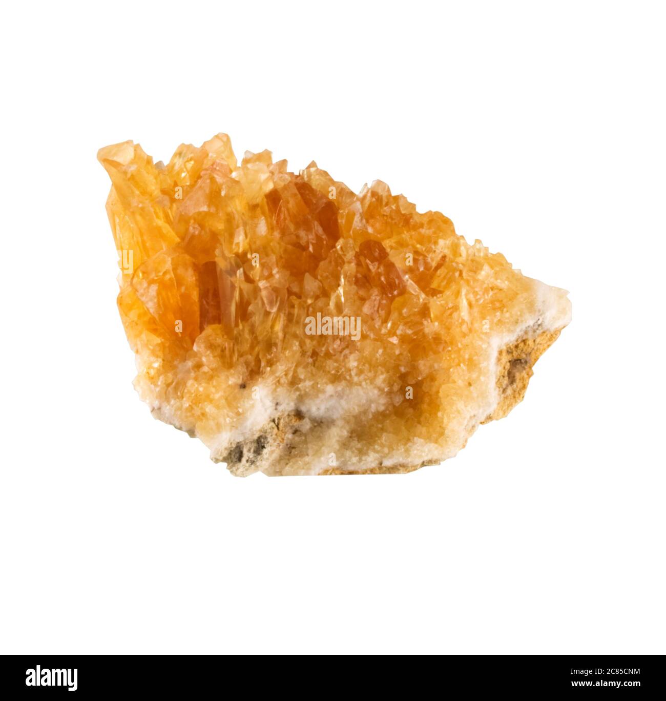 Citrine geode che mostra cristalli grezzi di quarzo giallo citrino su uno sfondo bianco puro. Foto Stock