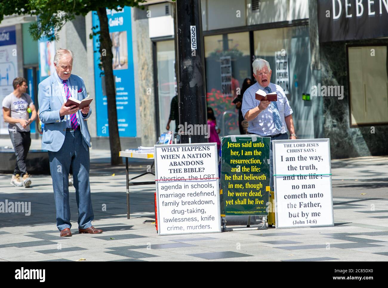 Slough, Berkshire, Regno Unito. 21 luglio 2020. Alcuni uomini violano il Vangelo in Slough High Street. Credit: Mc Lean/Alamy Foto Stock