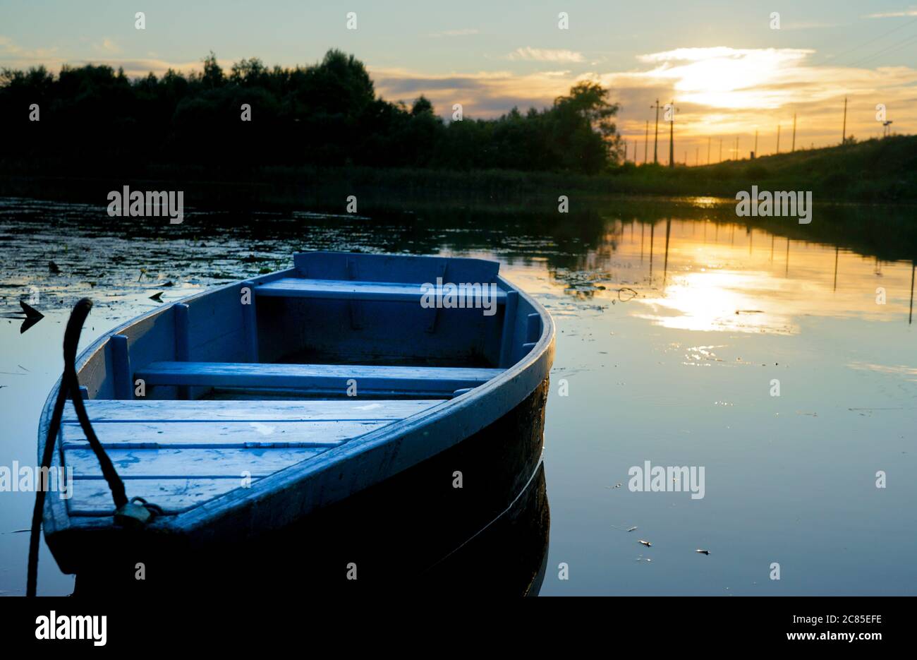 vecchie barche di legno si ergono sul fiume in serata Foto Stock